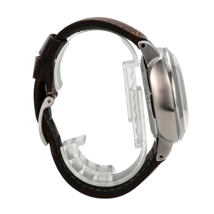 Panerai Luminor 1950 GMT PAM00270 von der Seite, Edelstahlgehäuse und braunes Alligatorlederarmband.