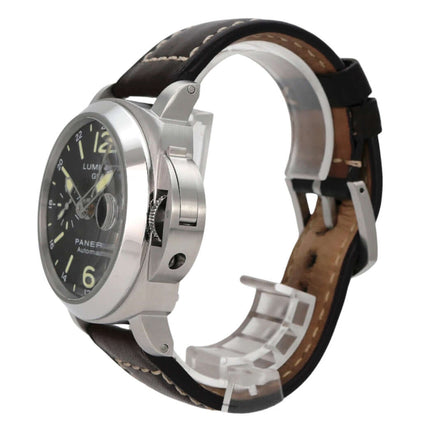 Panerai Luminor GMT PAM00297 Edelstahl-Gehäuse, braunes Lederband, schwarzes Zifferblatt mit fluoreszierenden Ziffern.
