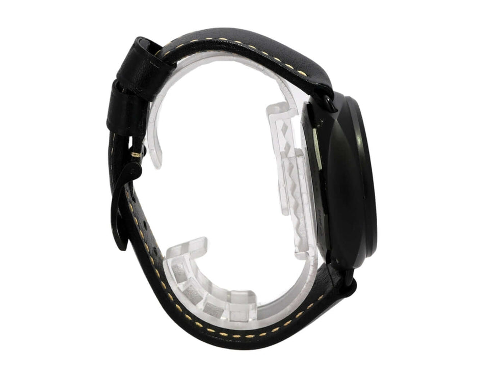 Panerai Radiomir 8 Days Ceramic PAM00384 mit schwarzem Lederarmband und keramischem Gehäuse, seitliche Ansicht.