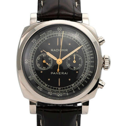 Panerai Radiomir 1940 Chronograph Oro Bianco PAM00520 mit schwarzem Zifferblatt und braunem Lederband.