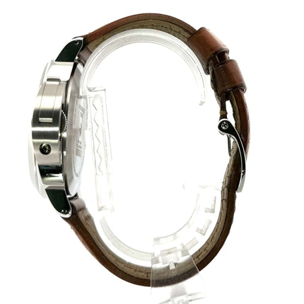 Seitenansicht der Panerai Luminor Marina PAM00660 mit poliertem Edelstahlgehäuse und braunem Lederarmband.