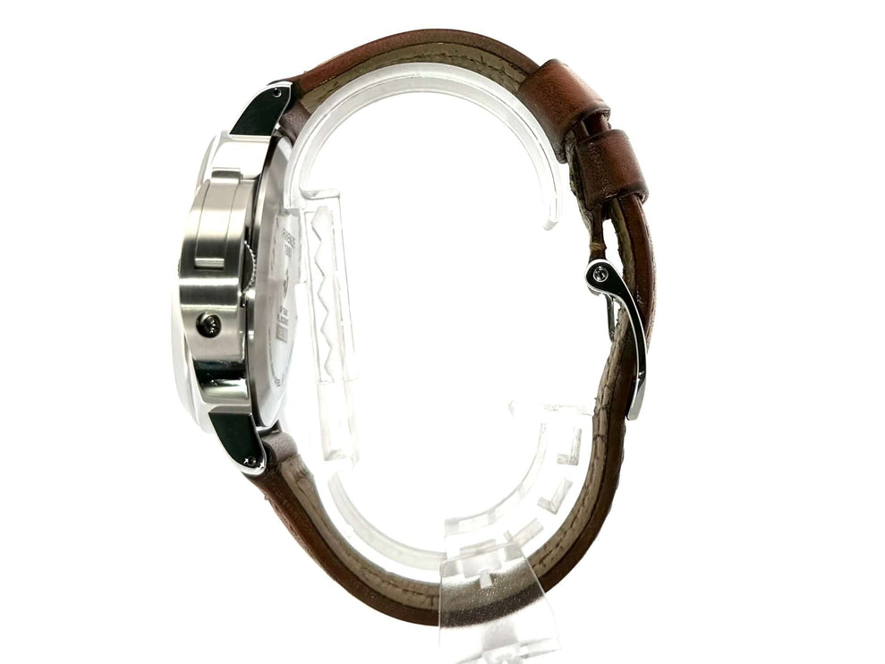 Seitenansicht der Panerai Luminor Marina PAM00660 mit poliertem Edelstahlgehäuse und braunem Lederarmband.
