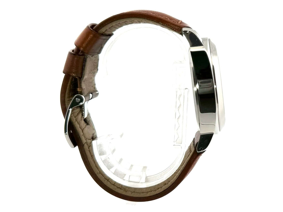 Panerai Luminor Marina PAM00660 Logo Acciaio, Edelstahl Gehäuse und braunes Lederarmband, Seitenansicht.