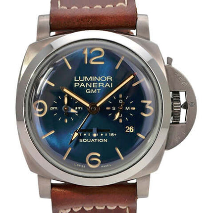 Panerai Luminor 1950 8 Days GMT Titanio PAM00670 mit braunem Lederarmband und blauem Zifferblatt.