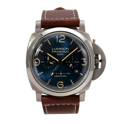 Panerai Luminor 1950 8 Days GMT Titanio PAM00670 mit blauem Zifferblatt und braunem Lederarmband.