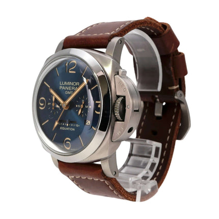 Panerai Luminor 1950 8 Days GMT Titanio PAM00670 mit braunem Lederarmband und blauem Zifferblatt, 44 mm Titan-Gehäuse.