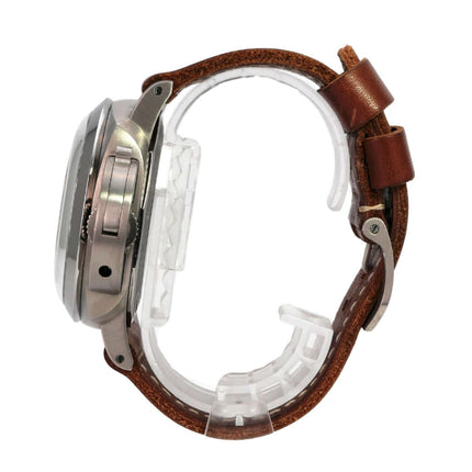 Panerai Luminor 1950 8 Days GMT Titanio PAM00670 seitliche Ansicht mit braunem Lederarmband und Titan-Gehäuse.