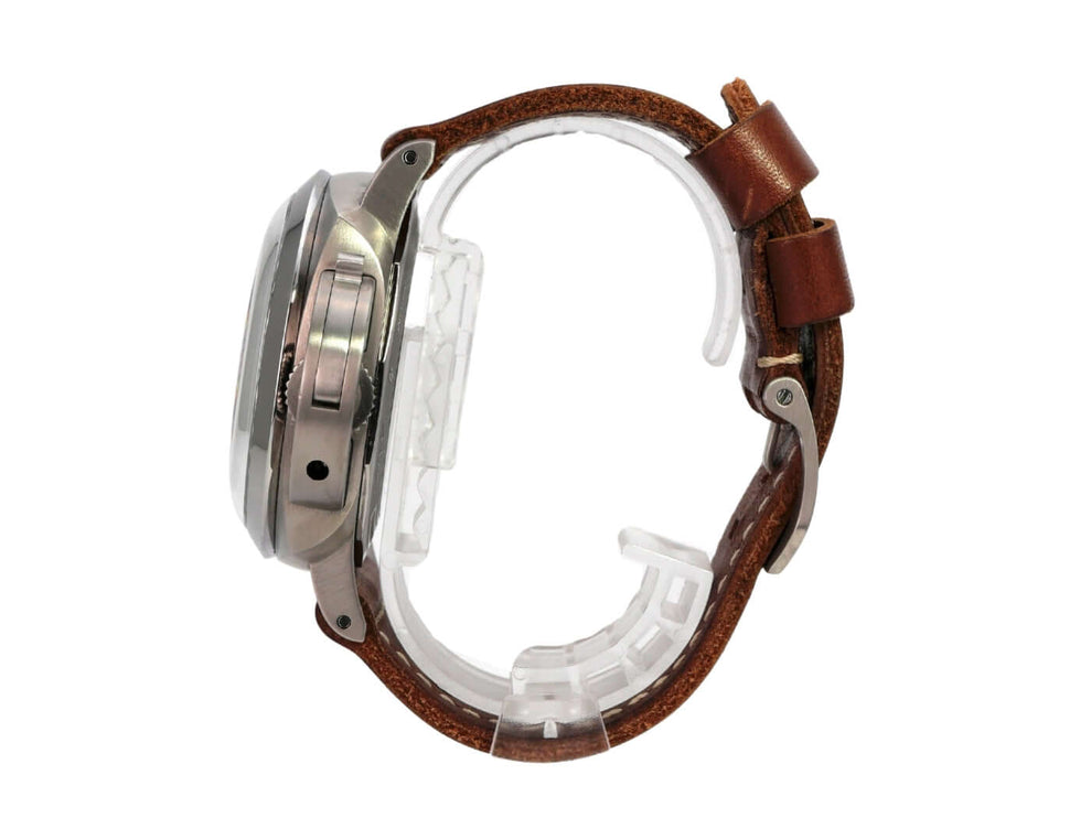 Panerai Luminor 1950 8 Days GMT Titanio PAM00670 seitliche Ansicht mit braunem Lederarmband und Titan-Gehäuse.