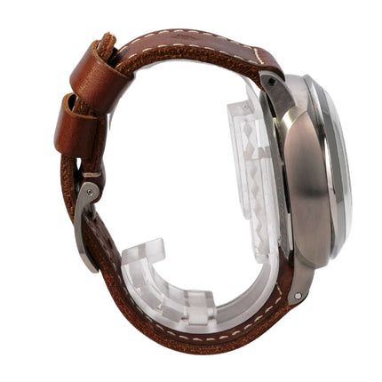 Panerai Luminor 1950 8 Days GMT Titanio PAM00670 seitliche Ansicht mit braunem Lederarmband und Titan-Gehäuse.