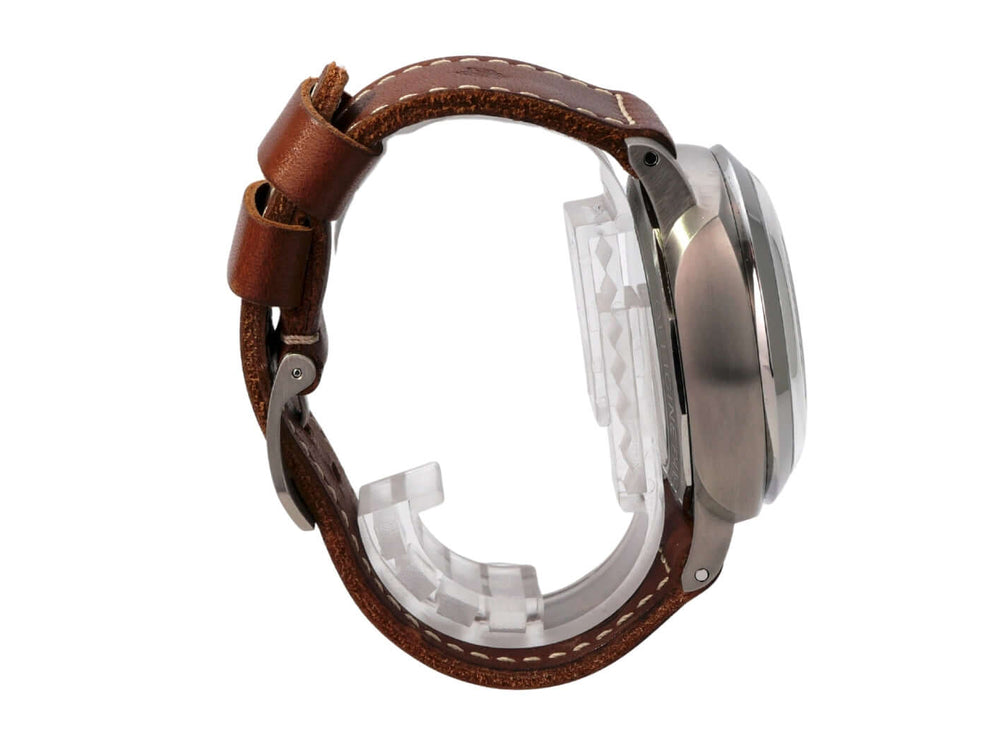 Panerai Luminor 1950 8 Days GMT Titanio PAM00670 seitliche Ansicht mit braunem Lederarmband und Titan-Gehäuse.