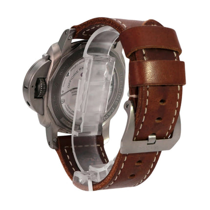 Panerai Luminor 1950 8 Days GMT Titanio PAM00670 Rückansicht mit braunem Lederarmband und Titan-Gehäuse.