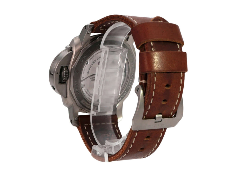 Panerai Luminor 1950 8 Days GMT Titanio PAM00670 Rückansicht mit braunem Lederarmband und Titan-Gehäuse.