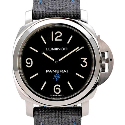 Panerai Luminor Base Logo Acciaio 44 PAM00774 mit schwarzem Zifferblatt und Textilarmband in grau und blauer Ziernaht.