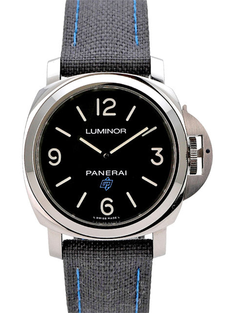 Panerai Luminor Base Logo Acciaio 44 PAM00774 mit schwarzem Zifferblatt und Textilarmband in grau und blauer Ziernaht.