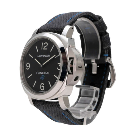 Panerai Luminor Base Logo Acciaio 44 PAM00774 mit schwarzem Zifferblatt und Textilarmband mit blauen Ziernähten.
