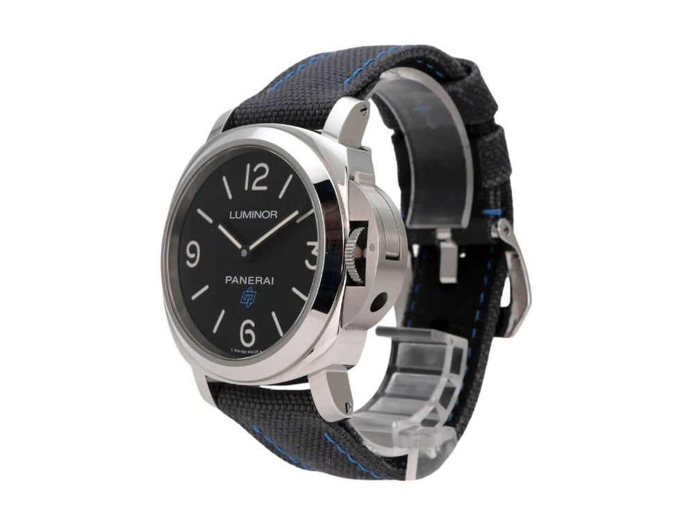 Panerai Luminor Base Logo Acciaio 44 PAM00774 mit schwarzem Zifferblatt und Textilarmband mit blauen Ziernähten.