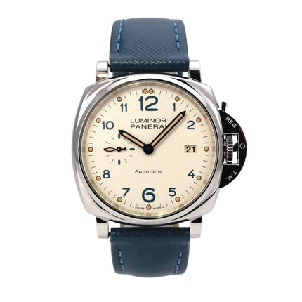 Panerai Luminor Due PAM00906 3 Days Acciaio 42 mit blauen Lederarmband und elfenbeinfarbenem Zifferblatt.