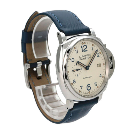 Panerai Luminor Due PAM00906 3 Days Acciaio 42 Uhr mit blauem Lederarmband und elfenbeinfarbenem Zifferblatt.