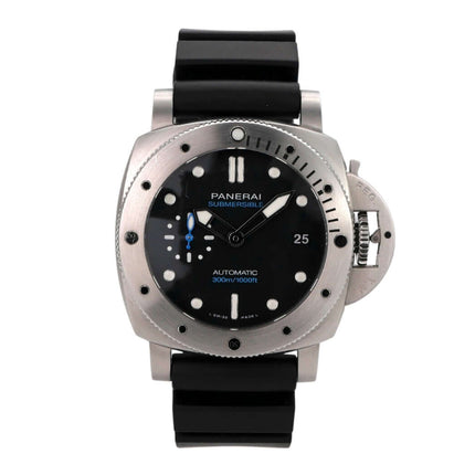 Panerai Luminor Submersible Automatic 42 PAM00973 mit schwarzem Zifferblatt und Kautschukband.