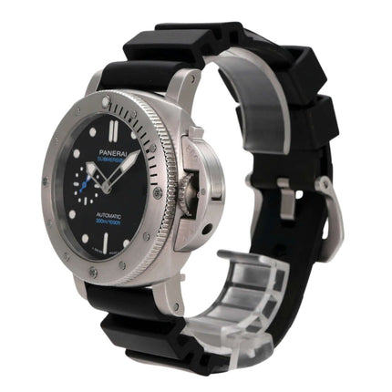 Panerai Luminor Submersible Automatic 42 PAM00973 mit schwarzem Kautschukband und satiniertem Edelstahlgehäuse.