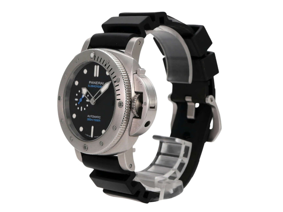 Panerai Luminor Submersible Automatic 42 PAM00973 mit schwarzem Kautschukband und satiniertem Edelstahlgehäuse.