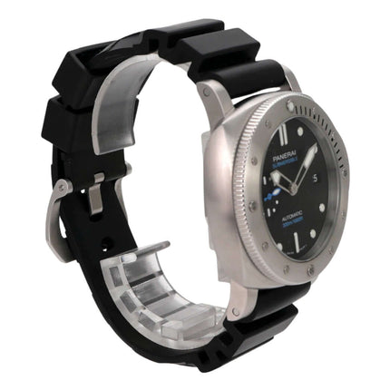 Panerai Luminor Submersible Automatic 42 PAM00973 Uhr mit schwarzem Kautschukband und satiniertem Edelstahlgehäuse.