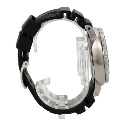 Panerai Luminor Submersible Automatic 42 PAM00973 seitliche Ansicht mit schwarzem Kautschukband und satiniertem Edelstahlgehäuse.