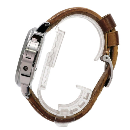 Panerai Luminor Base Logo 44 PAM01086 seitliche Ansicht mit braunem Lederarmband und poliertem Edelstahlgehäuse.