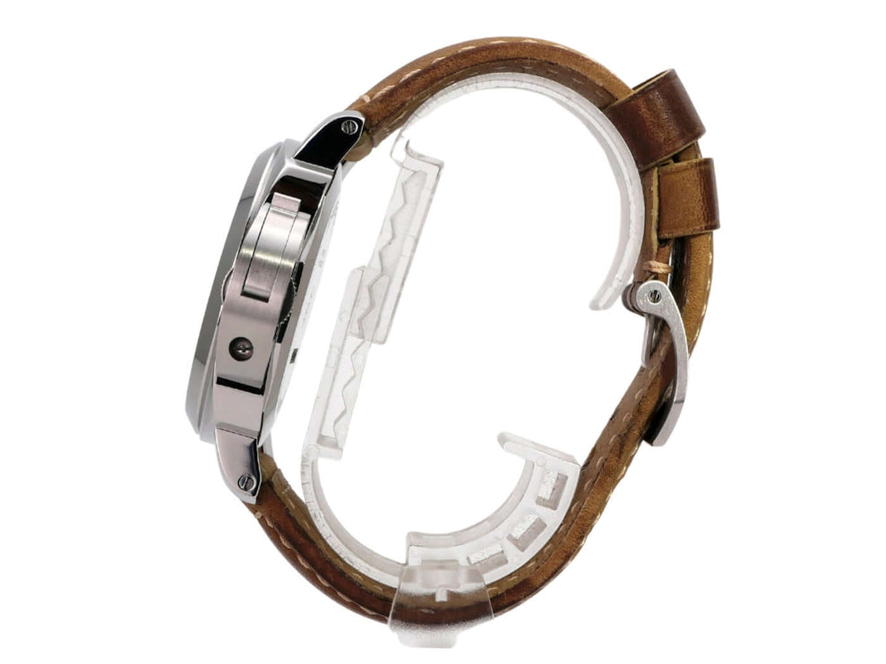 Panerai Luminor Base Logo 44 PAM01086 seitliche Ansicht mit braunem Lederarmband und poliertem Edelstahlgehäuse.