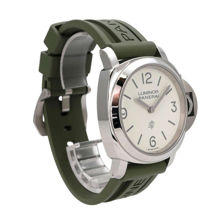Panerai Luminor Base Logo 44 PAM01087 mit grünem Kautschukband und weißem Zifferblatt in Edelstahlgehäuse.