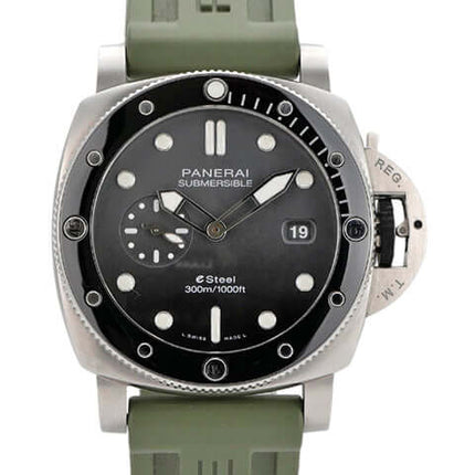 Panerai Submersible QuarantaQuattro PAM01288 mit grauem Zifferblatt, grünem Kautschukband und automatischem Uhrwerk.