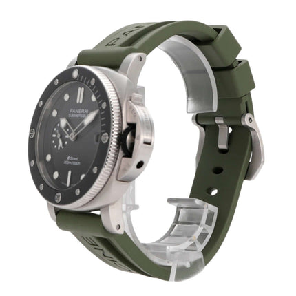 Panerai Submersible QuarantaQuattro PAM01288 mit grauem Zifferblatt und grünem Kautschukband, 44 mm, poliertes Edelstahlgehäuse.