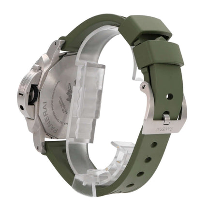 Seiteansicht der Panerai Submersible QuarantaQuattro PAM01288 mit grünem Kautschukband und Edelstahlgehäuse.