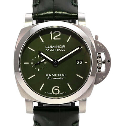 Panerai Luminor Marina Quaranta Verde Militare PAM01304 mit grünem Zifferblatt und schwarzem Lederarmband.