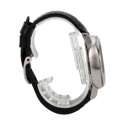 Seitenansicht der Panerai Luminor Marina Quaranta Verde Militare PAM01304 mit schwarzem Lederarmband.