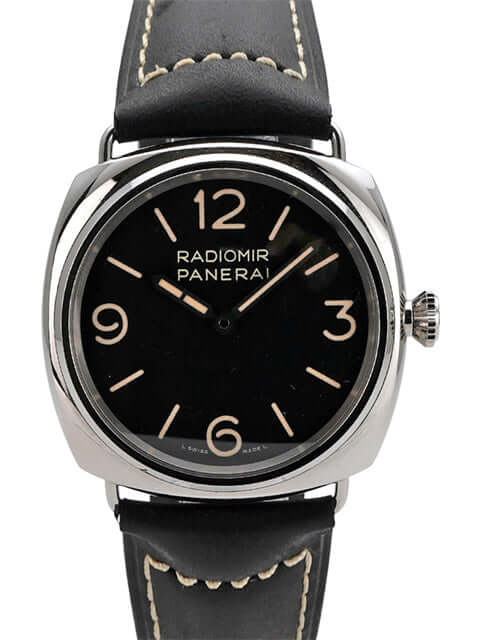 Panerai Radiomir Officine PAM01382 mit schwarzem Zifferblatt und Lederarmband bei hellem Hintergrund