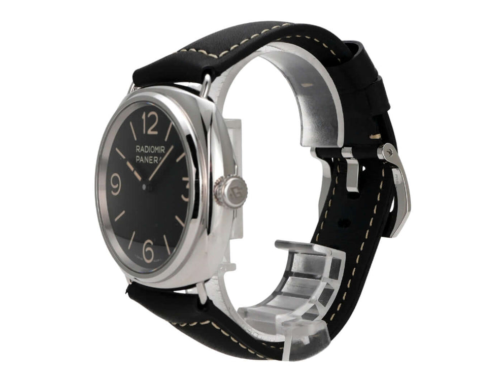 Panerai Radiomir Officine PAM01382 Detailansicht mit schwarzem Lederarmband und Edelstahlgehäuse.