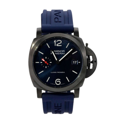 Panerai Luminor Quaranta Steel DLC Luna Rossa PAM01408 Uhr mit schwarzem Gehäuse und blauem Kautschukband.