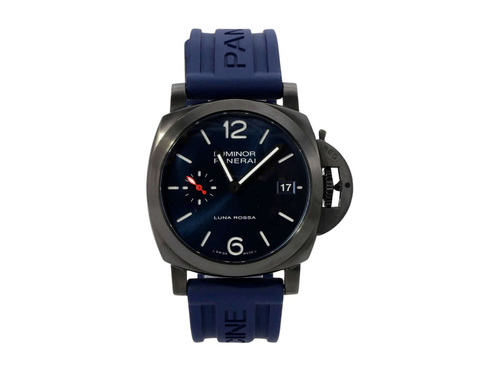 Panerai Luminor Quaranta Steel DLC Luna Rossa PAM01408 Uhr mit schwarzem Gehäuse und blauem Kautschukband.