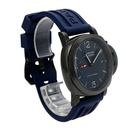 Panerai Luminor Quaranta Steel DLC Luna Rossa PAM01408 Uhr mit blauem Kautschukband und DLC-Beschichtung.