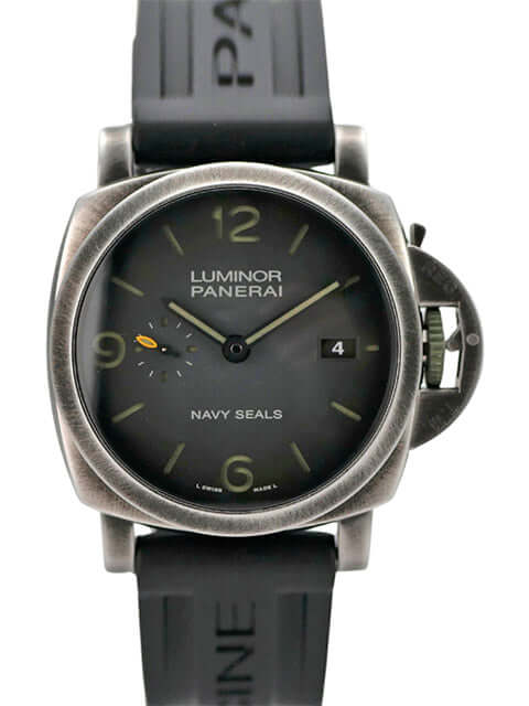 Panerai Luminor Marina Navy Seals PAM01412 mit schwarzem Kautschukband und grauem Zifferblatt.