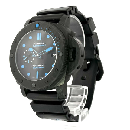 Panerai Luminor Submersible Carbotech PAM01616, schwarzes Kautschukarmband, blau fluoreszierende Indizes und Gehäuse aus Carbotech