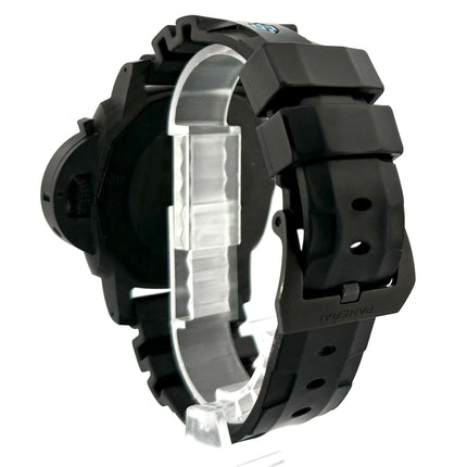 Rückseite der Panerai Luminor Submersible Carbotech PAM01616 mit schwarzem Gummiband und Titan-Dornschließe.