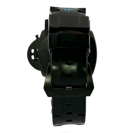 Rückansicht der Panerai Luminor Submersible Carbotech PAM01616 aus 2021 mit schwarzem Kautschukarmband und Dornschließe aus satiniertem Titan.