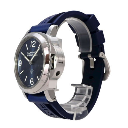 Panerai Luminor Base Logo 44 PAM01623 mit blauem Kautschukband und schwarzem Zifferblatt, seitliche Ansicht.