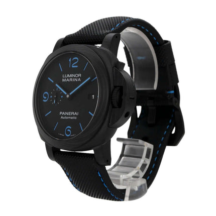 Panerai Luminor Marina 44 Carbotech PAM01661 Automatikuhren mit schwarzem Textilarmband und fluoreszierenden Ziffern.