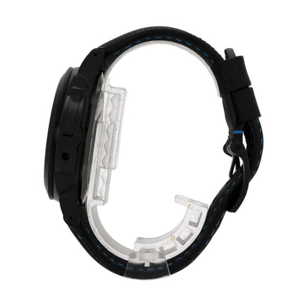 Seitenansicht der Panerai Luminor Marina 44 Carbotech PAM01661 mit schwarzem Textilarmband und Carbotech-Gehäuse.