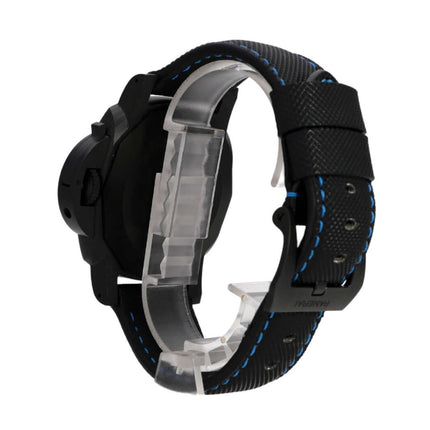 Panerai Luminor Marina 44 Carbotech PAM01661, seitliche Ansicht mit schwarzem Textilarmband und blauen Nähten.