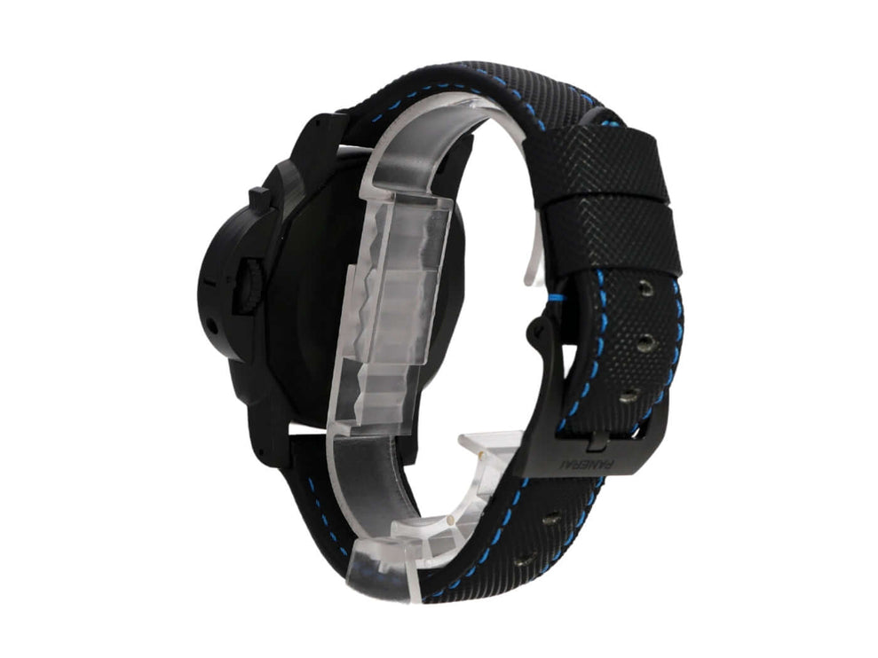 Panerai Luminor Marina 44 Carbotech PAM01661, seitliche Ansicht mit schwarzem Textilarmband und blauen Nähten.