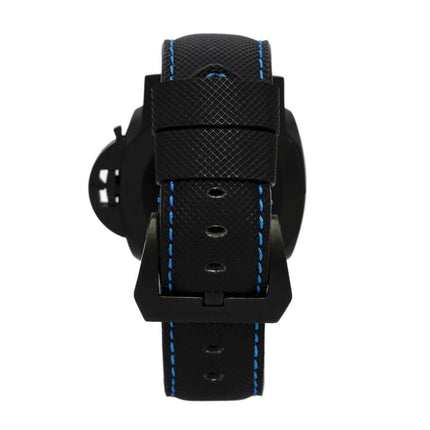 Panerai Luminor Marina 44 Carbotech PAM01661, schwarzes Textilarmband mit blauen Nähten und Dornschließe, Rückansicht.